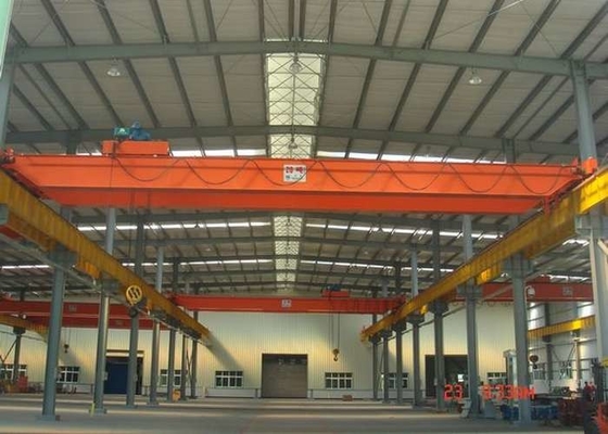 Officina industriale che utilizza la gru a ponte a doppia trave QD35T con carrello
