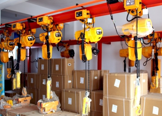 Gru industriali basse resistenti medie di maneggio del materiale del paranco a catena IP55 dell'altezza libera